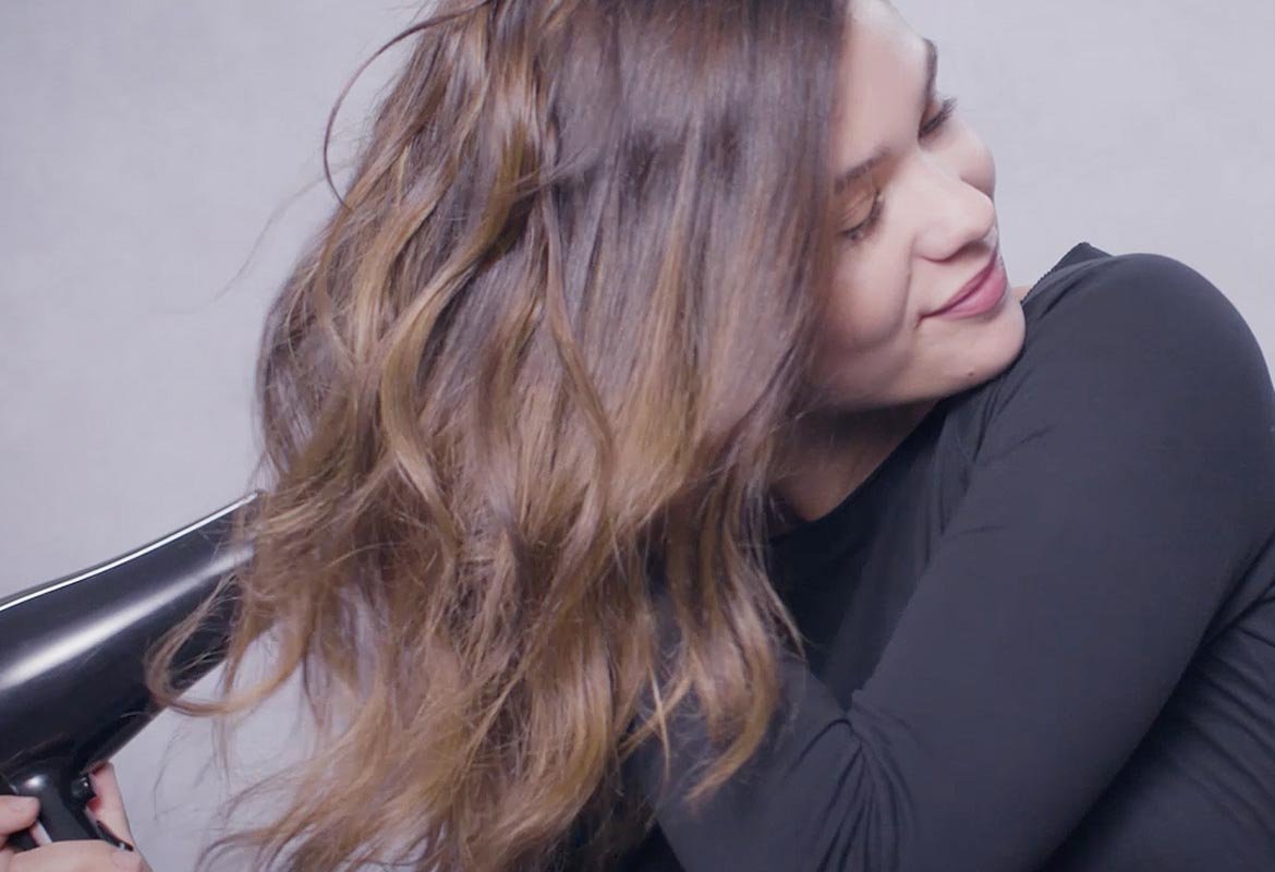 Después de aclarar, seca tu cabello y ya puedes decir que te has hecho unas mechas balayage en casa con Colorista Effects Balayage de L’Oréal Paris.